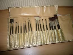Kit de 18 pinceis preto com case dourada